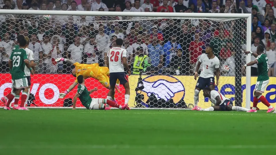Julián Quiñones anota ante Inglaterra | MIGUEL PONTÓN