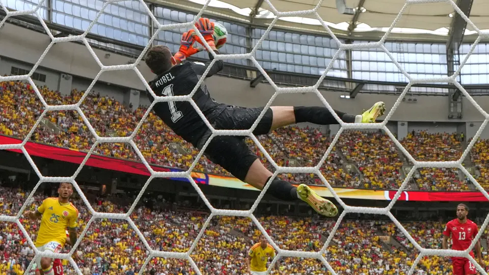 Gregor Kobel 'vuela' en el BC Place | AP