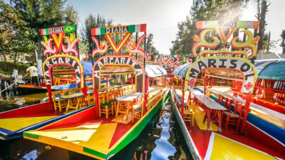 La escena ocurrió en una trajinera de Xochimilco. / iStock