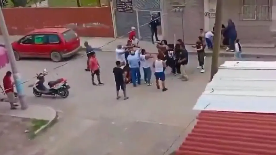 Riña ente vecinos de Tultepec, Edomex, causa la indiganción de muchos en redes sociales / Especial