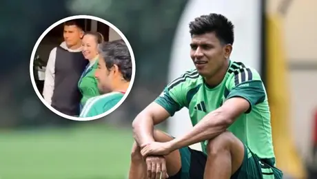 ¡Como héroe nacional! Jesús Gallardo recibe seranata, en su casa, por fans mexicanos