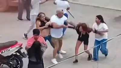 Indignación en Tultepec: Captan a mujer golpeando y arrastrando a una niña en pelea campal