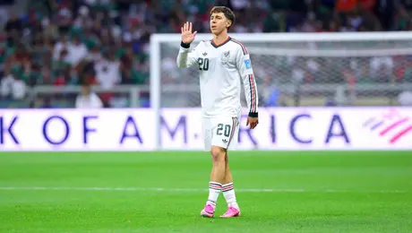 Mateo Chávez rompió en llanto y recibió consuelo de su padre tras eliminación de México