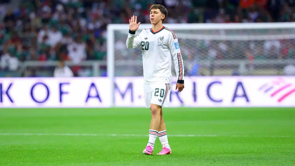 Mateo Chávez rompió en llanto y recibió consuelo de su padre tras eliminación de México