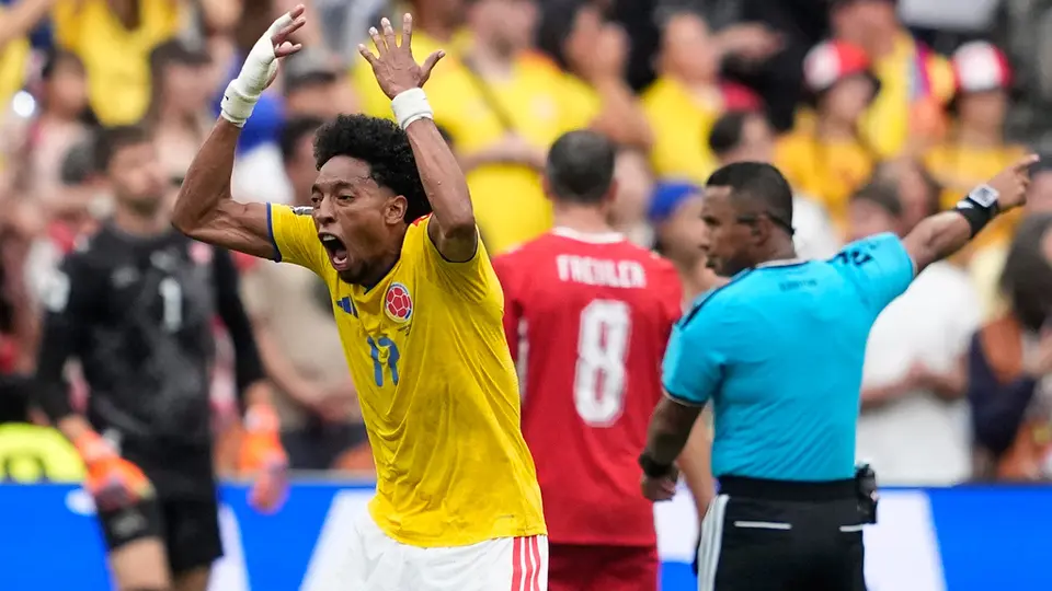 Johan Mojica lamenta una falla colombiana | AP