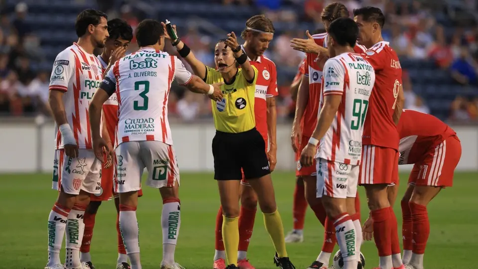 Katia Itzel en el partido del Chicago Fire contra Necaxa | AFP