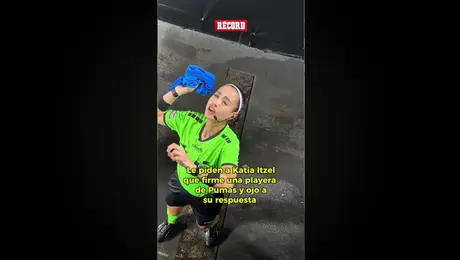 Un Aficionado De Pumas Quería La Firma De Katia Itzel En Su Playera