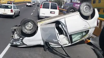 VIDEO: Volcadura en Circuito Interior deja dos lesionados y provoca caos en la zona