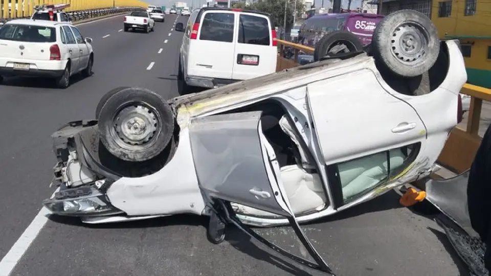 VIDEO: Volcadura en Circuito Interior deja dos lesionados y provoca caos en la zona
