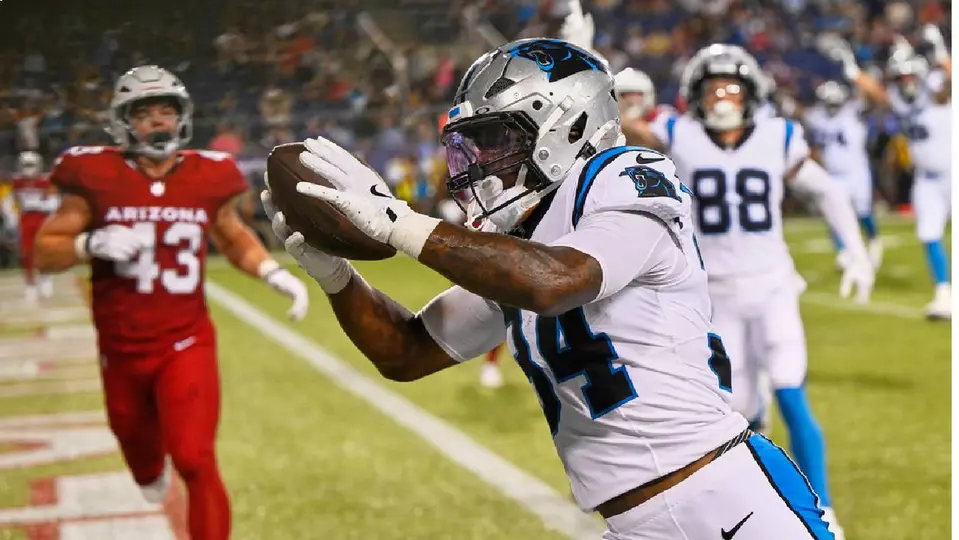Anthony Tyus III anotando en el juego entre Panthers y Carolina del Salón de la Fama | AP