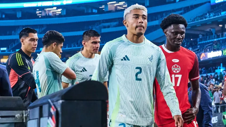 ¿Se pierde la temporada? Julián Araujo fue operado antes del inicio de la Premier League