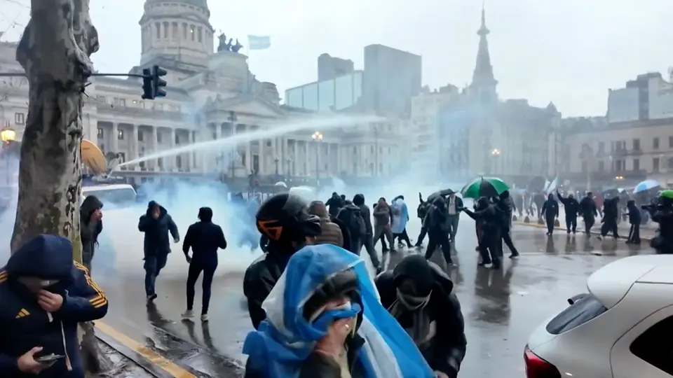 ¿Por qué reprimieron la marcha de "La patria no se vende"? Deja decenas de heridos y detenidos