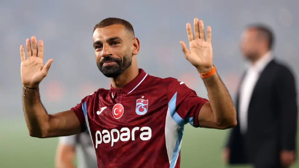Mohamed Salah agradeciendo a los fans tras fichar con Trabzonspor| AP