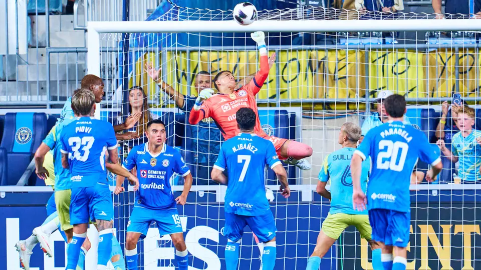 Kevin Mier haciendo una atajada en el partido ante Philadelphia | MexSport