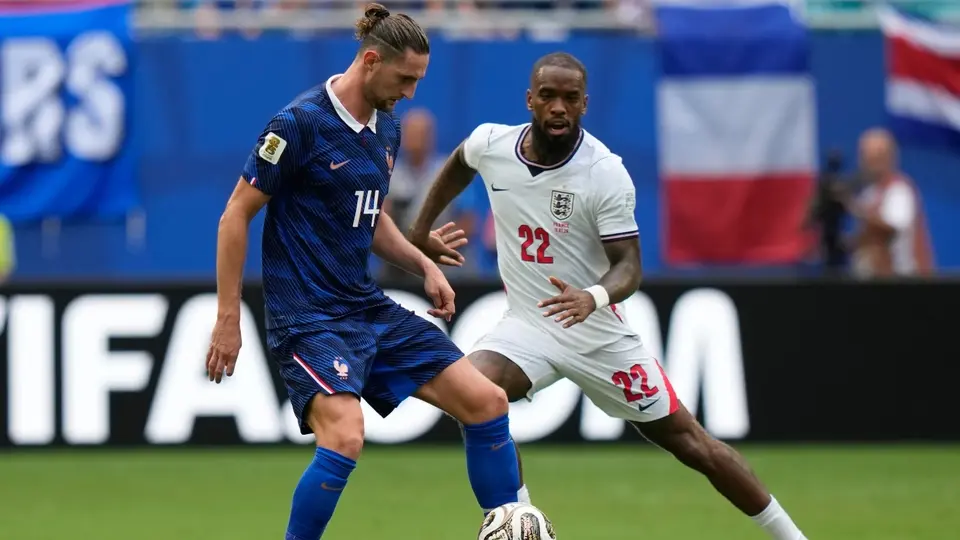 Ivan Toney enfrentadno a Adrien Rabiot en el partido por el tercer lugar | AP
