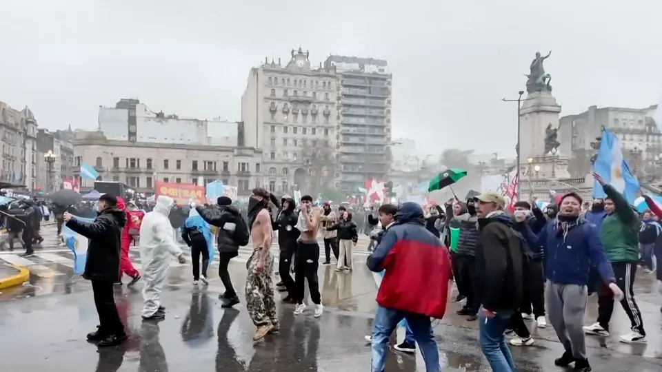 Manifestantes portaron banderas argentinas y pancartas en defensa de la soberanía nacional / Redes Sociales