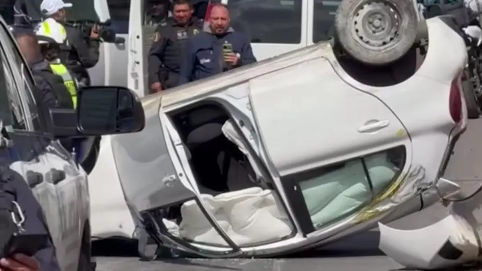 Elementos de seguridad se encargaron de retirar la unidad de los carriles centrales / Especial