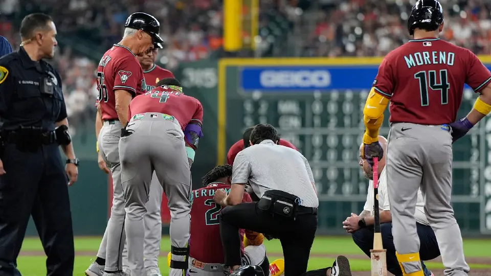 Geraldo Perdomo siendo atendido en un partido de Arizona | AP