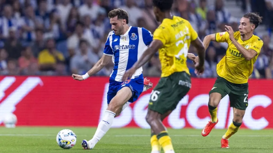 Santiago Giménez en su debut con Porto | AFP