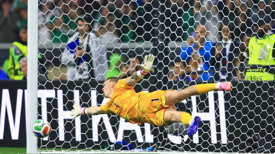 Jordan Pickford intentando detener el penal de Raúl Jiménez en la Copa del Mundo | MEXSPORT