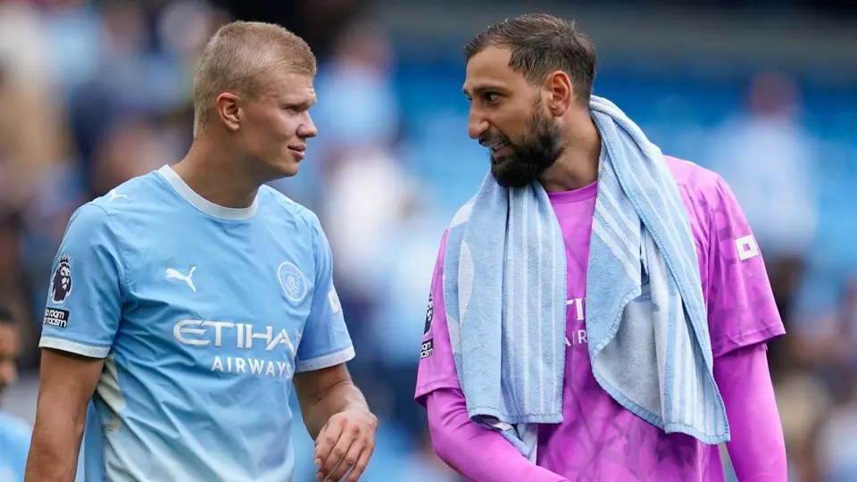 Erling Haaland y Gianluigi Donnarumma con Manchester City | AP