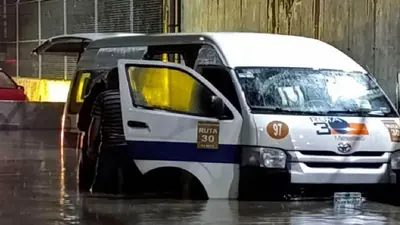 VIDEO: fallecen seis por fuga de gas en combi varada durante inundación