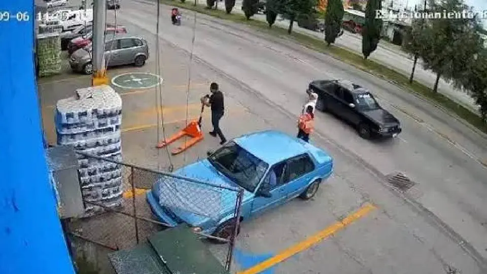 VIDEO: Héroe poblano arriesga su vida para salvar a niña de ser atropellada