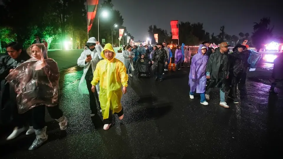 El público llegó preparado para una jornada musical y de lluvia / Cortesía OCESA