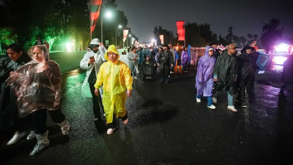 El público llegó preparado para una jornada musical y de lluvia / Cortesía OCESA