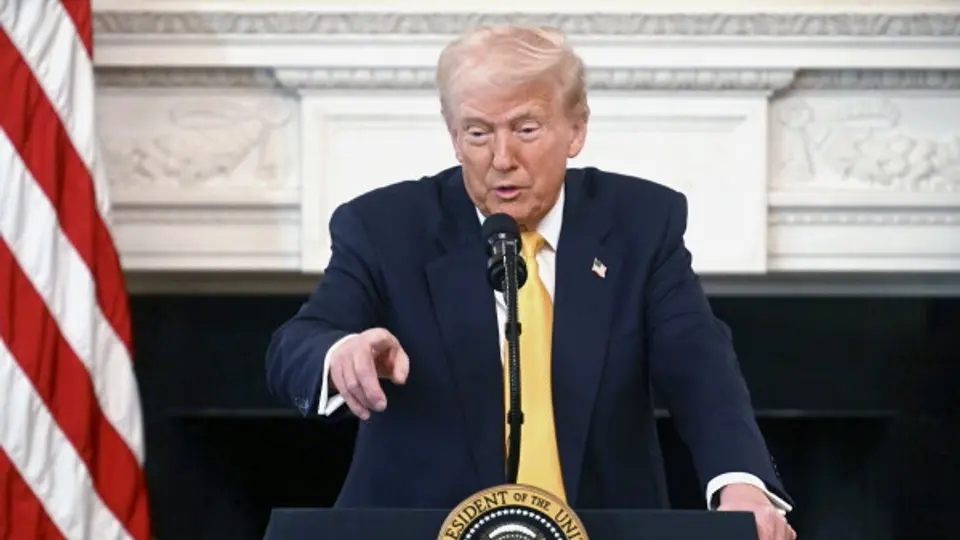 Donald Trump compartió en Truth Social una imagen generada con inteligencia artificial de un posible uniforme para la Fuerza Espacial de Estados Unidos./ AP