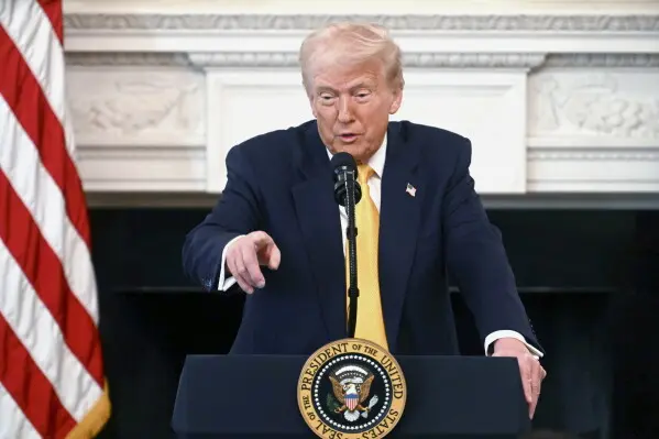 Donald Trump compartió en Truth Social una imagen generada con inteligencia artificial de un posible uniforme para la Fuerza Espacial de Estados Unidos./ AP