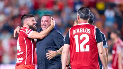 Turco Mohamed celebra el sexto título de Toluca con aficionados del equipo