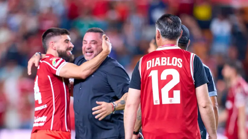 Turco Mohamed celebra el sexto título de Toluca con aficionados del equipo