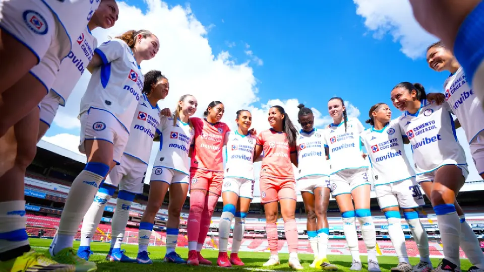 Cruz Azul regresa a la senda del triunfo tras imponerse a Querétaro con dos goles sobre el final
