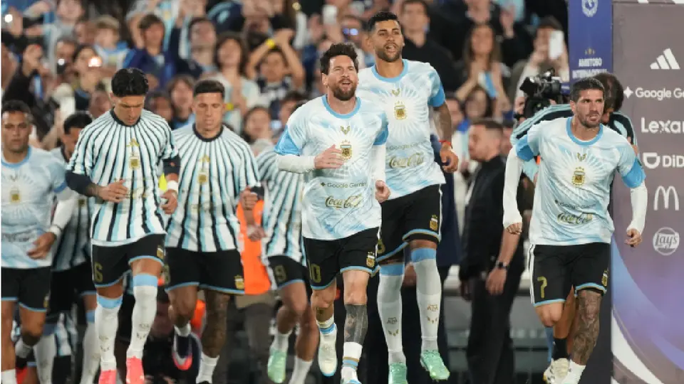 Messi y sus compañeros de Selección entrando a calentar previo a enfrentar a Benín | AP