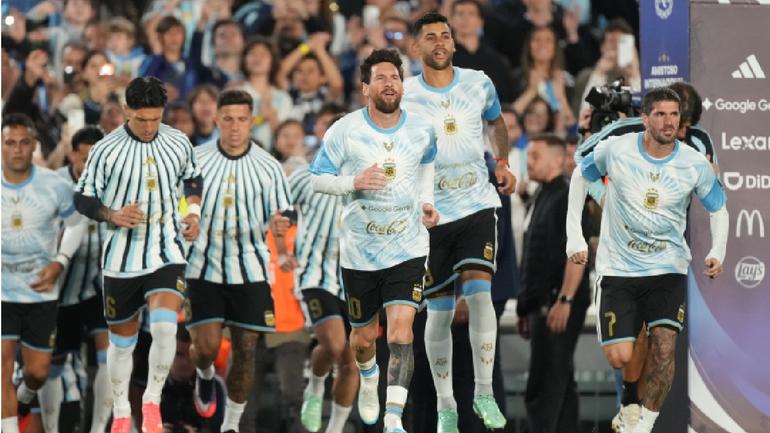 Messi y sus compañeros de Selección entrando a calentar previo a enfrentar a Benín | AP