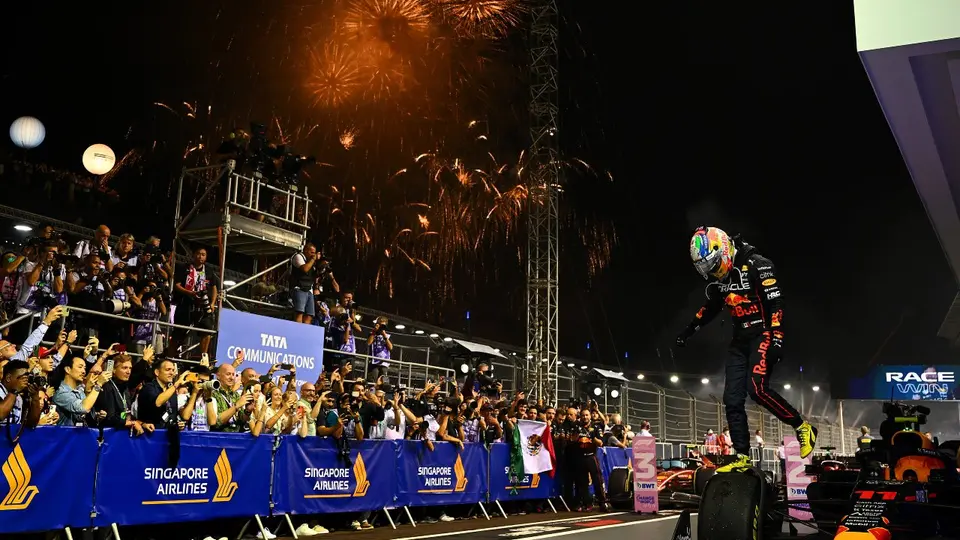 Checo Pérez tras su victoria en el Gran Premio de Singapur 2022 | RED BULL