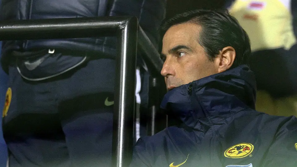 Michel Bauer observando un partido de  América en el Estadio Azteca| MEXSPORT
