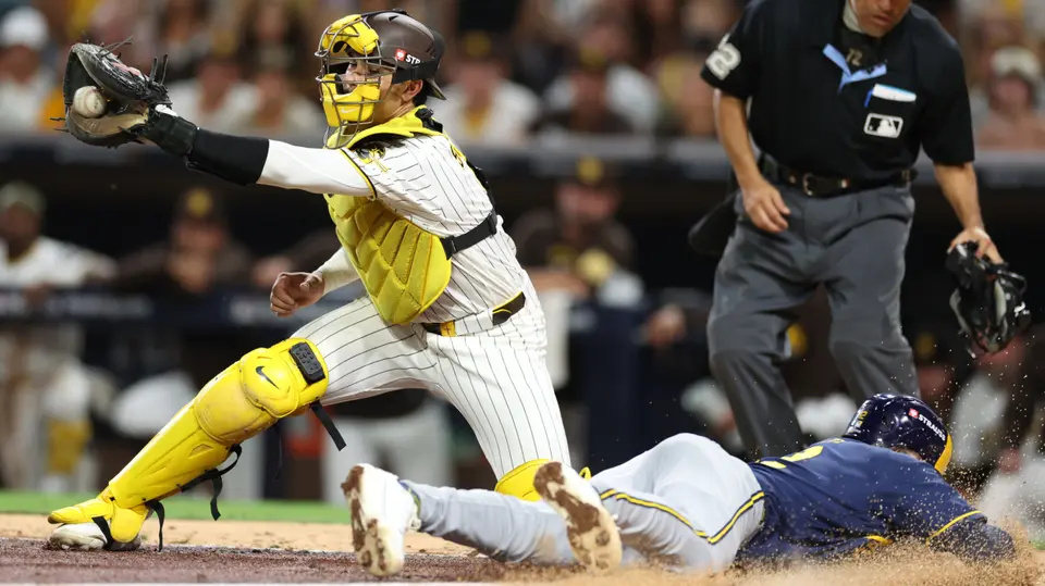 Hubo varias jugadas interesantes durante el encuentre entre Padres y Brewers | AP
