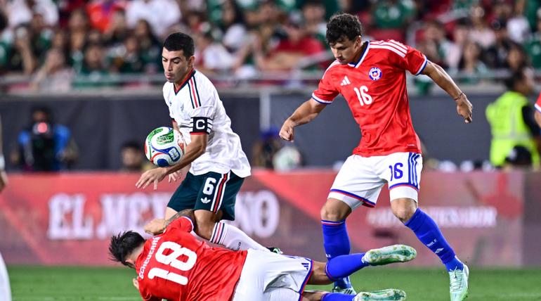 Erik Lira defendiendo con todo a los delanteros de Chile | MEXSPORT