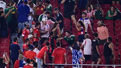 Mientras México caía ante Chile, aficionados se enfrascaban en una pelea en las gradas
