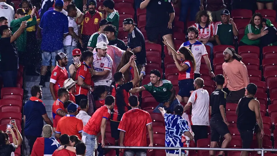 Mientras México caía ante Chile, aficionados se enfrascaban en una pelea en las gradas