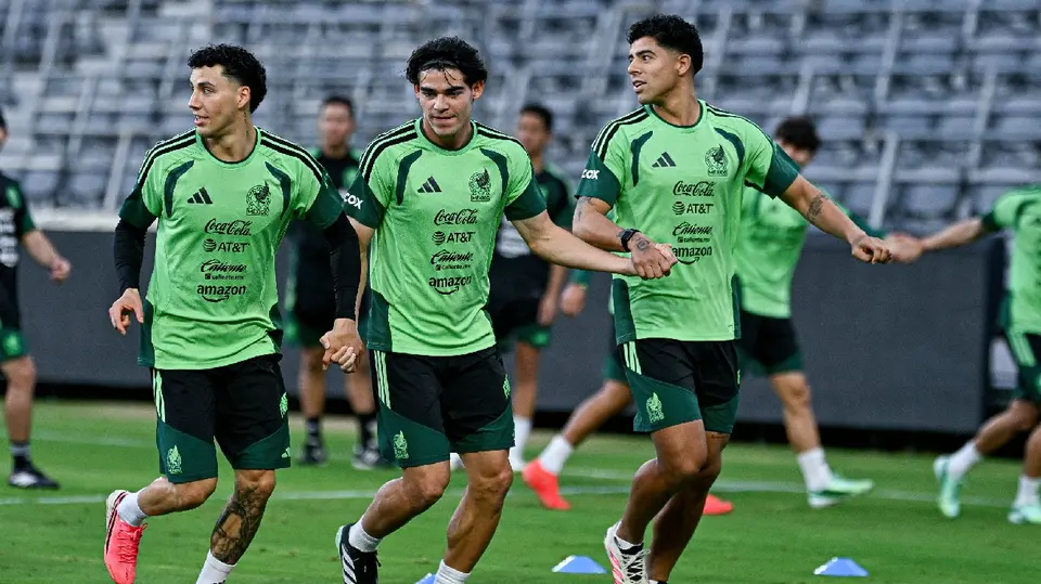 Jorge Sánchez, Dagoberto Espinoza y Victor Guzmán en entrenamiento de la Selección Mexicana | IMAGO7
