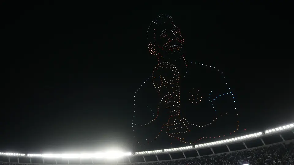 Messi con la Copa del Mundo en una imagen hecha por drones durante su homenaje con la Albiceleste | AP