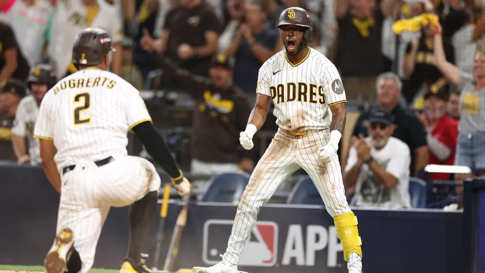 Padres evitan la eliminación y vencen a Brewers para seguir con vida en playoffs