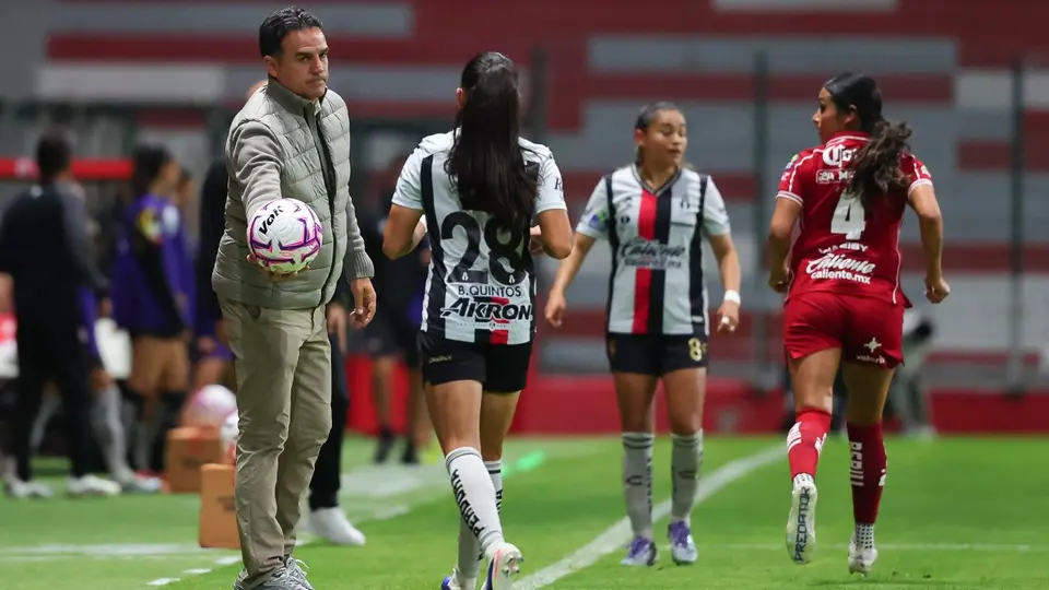 Alberto Toril en el partido de Toluca contra Atlas en la Liga Femenil | IMAGO 7