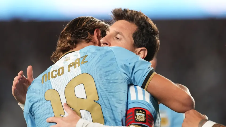 Messi y Nico Paz celebrando el segundo gol ante Benín | AP