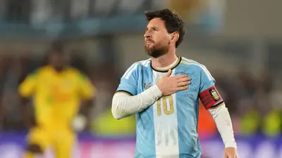 Publicidad opaca homenaje de Messi y provoca abucheos en El Monumental