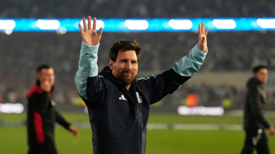 Lionel Messi despidiéndose de la afición argentina en su último juego con la Selección | AP