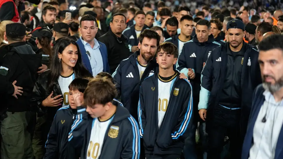 El emotivo momento que Lionel Messi compartió con sus hijos durante su despedida de la Selección Argentina